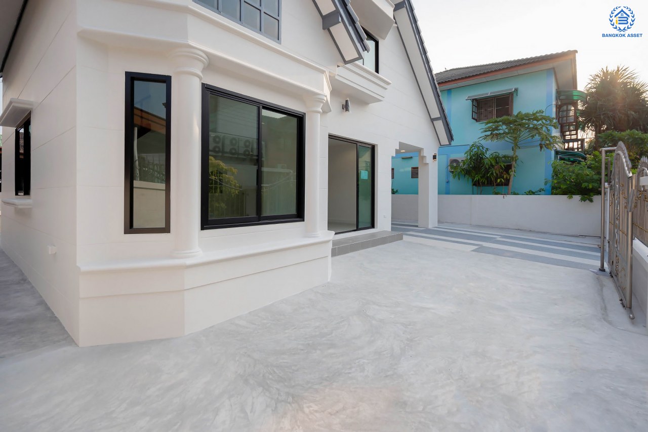 บ้านมือสองตกแต่งใหม่ โครงการ กฤษดานคร16-17 บรมราชชนนี-พุทธมณฑลสาย3 เนื้อที่ 60 ตร.ว. ฟังก์ชัน 3 ห้องนอน 3 ห้องน้ำ 1 ห้องอเนกประสงค์ จอดรถได้ 1 คัน บนทำเลศักยภาพ เชื่อมต่อเมืองอย่างรวดเร็ว ใกล้ทางคู่ขนานลอยฟ้าบรมราชชนนี ม.มหิดล และเซ็นทรัลศาลายา